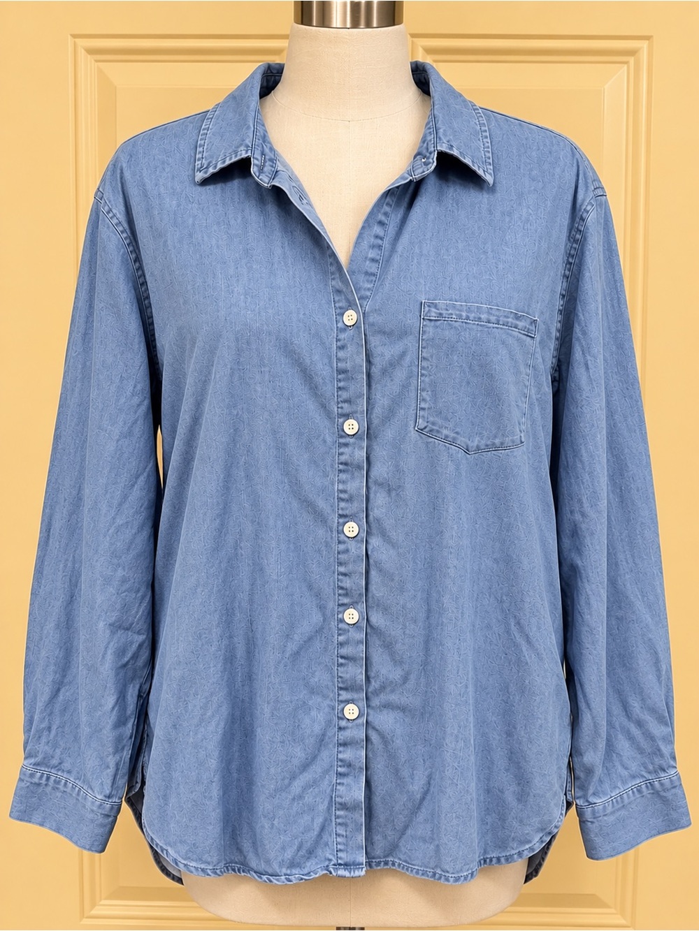 Fantaslook Medium Blue Long Sleeved Button-Up Shirt Size Large